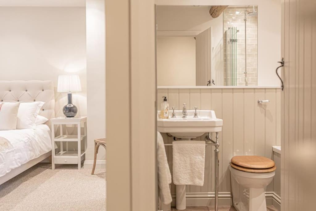 East Barn Cottage - Refurbished Barn Conversion! Weston Subedge エクステリア 写真